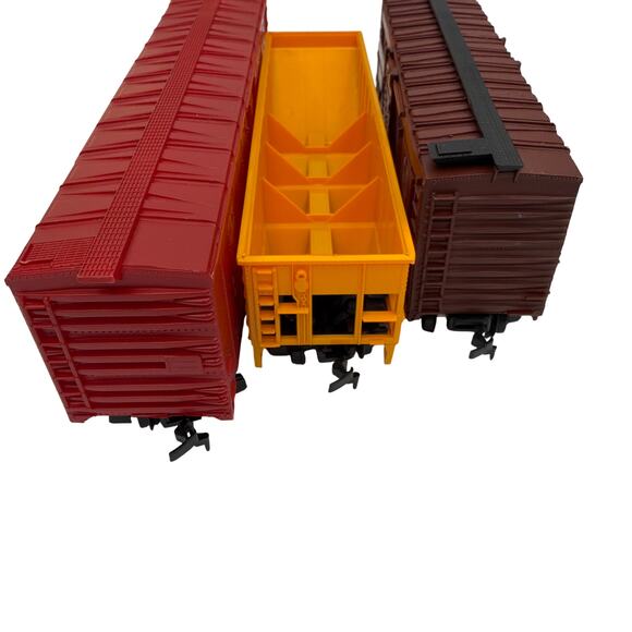 Tyco & Bachmann HO Scale Freight Cars Lot w/ Tyco 24 Trackside Signs & Poles - Picture 3 of 8